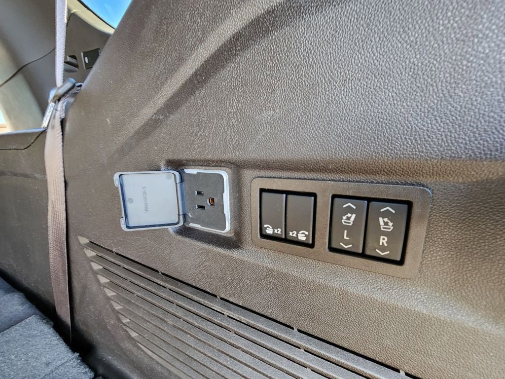 Used 2023 Chevrolet Tahoe Z71 w/ Luxury Package image 30