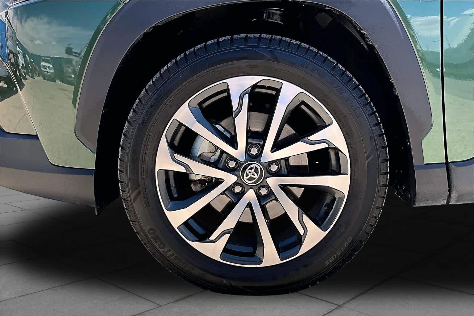 Used 2024 Toyota Corolla Cross XLE FWD image 11