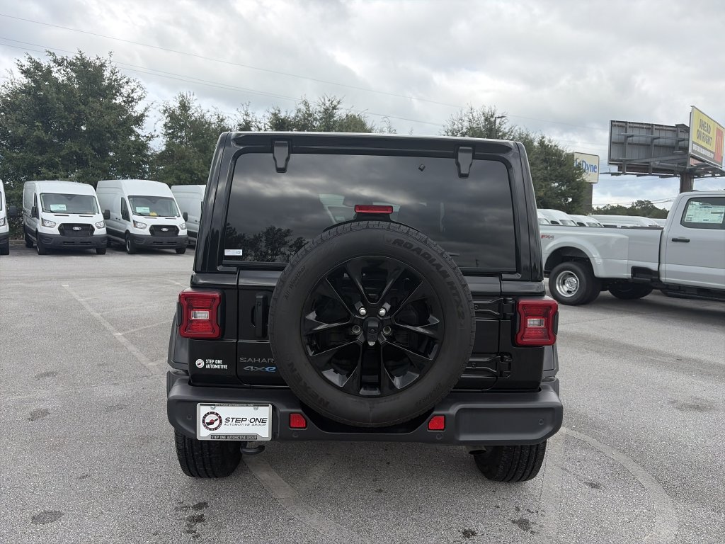 Used 2025 Jeep Wrangler Unlimited Sahara w/ Safety Group AWD/4WD image 6