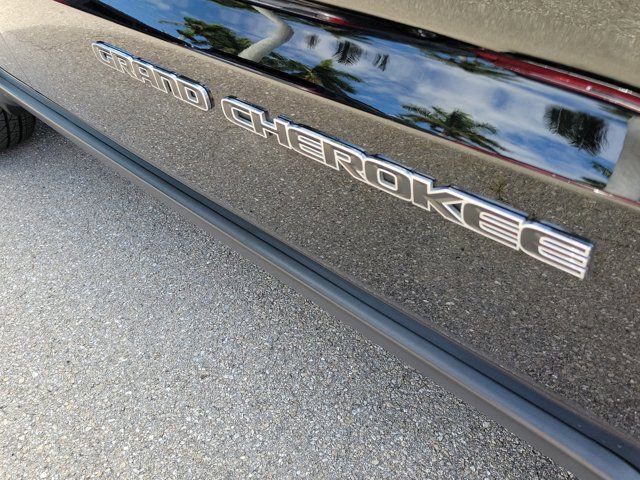 Used 2017 Jeep Grand Cherokee Laredo w/ Quick Order Package 23E AWD/4WD image 11