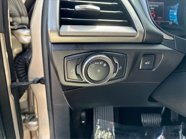 Certified 2018 Ford Fusion SE w/ Fusion SE Technology Package FWD image 16