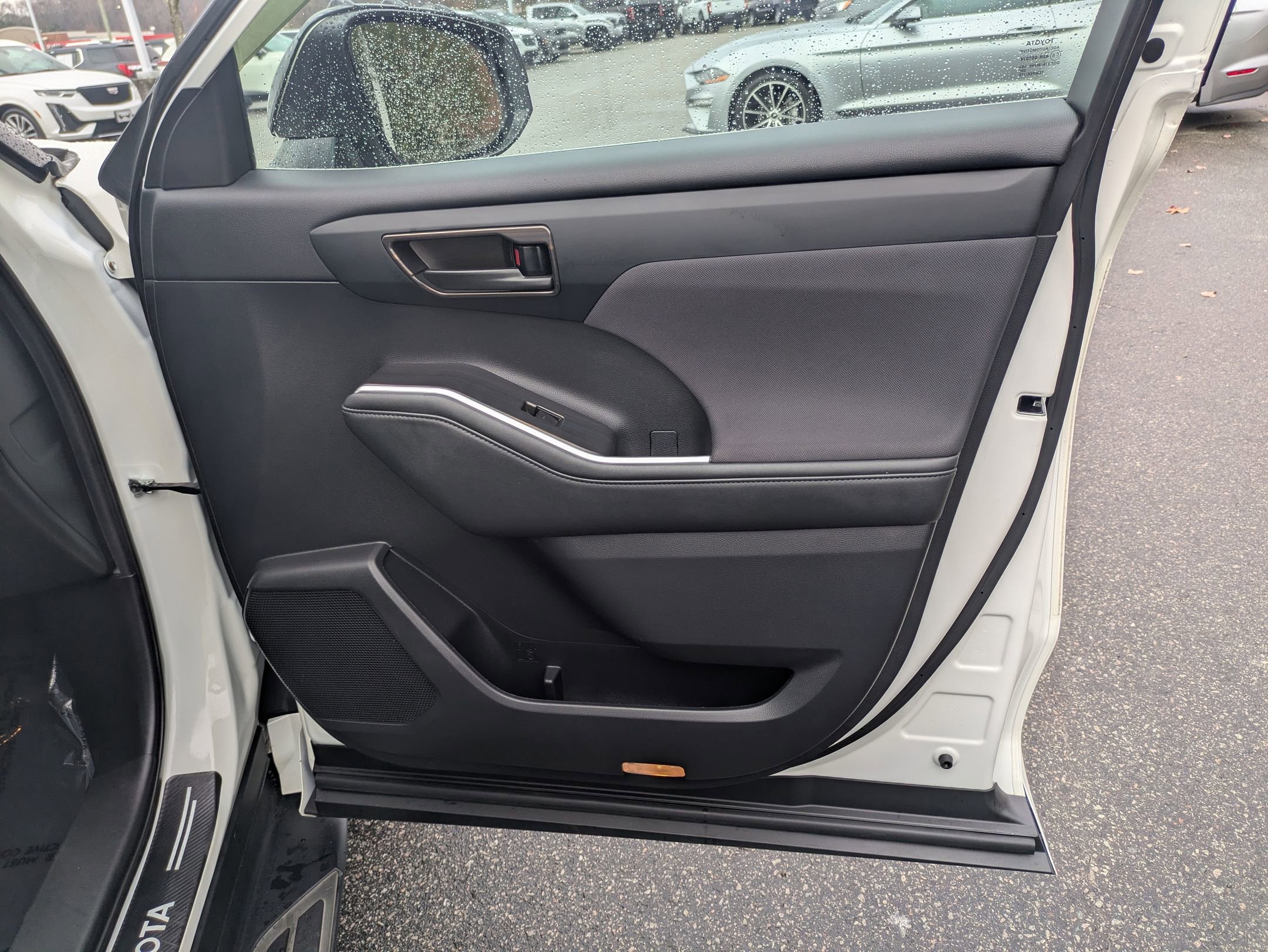 Used 2021 Toyota Highlander L image 32