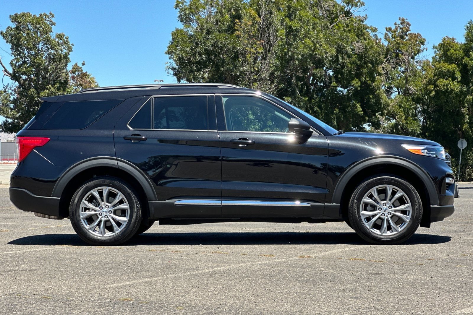 Certified 2023 Ford Explorer XLT w/ Equipment Group 202A AWD/4WD image 2