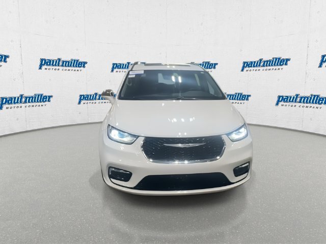 Used 2022 Chrysler Pacifica Limited AWD/4WD image 3