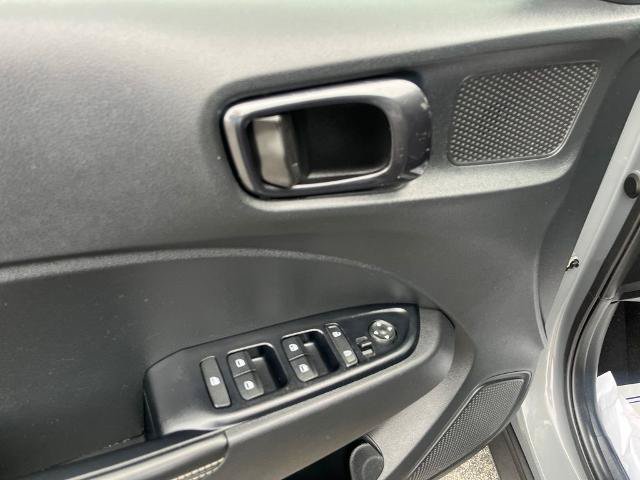 Used 2023 Hyundai Venue Limited FWD image 16