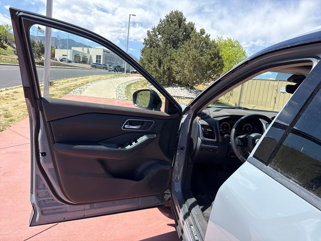 Used 2022 Nissan Rogue Platinum w/ Head-Up Display Package AWD/4WD image 10