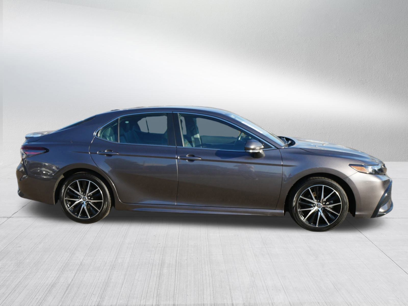 Used 2023 Toyota Camry SE image 6