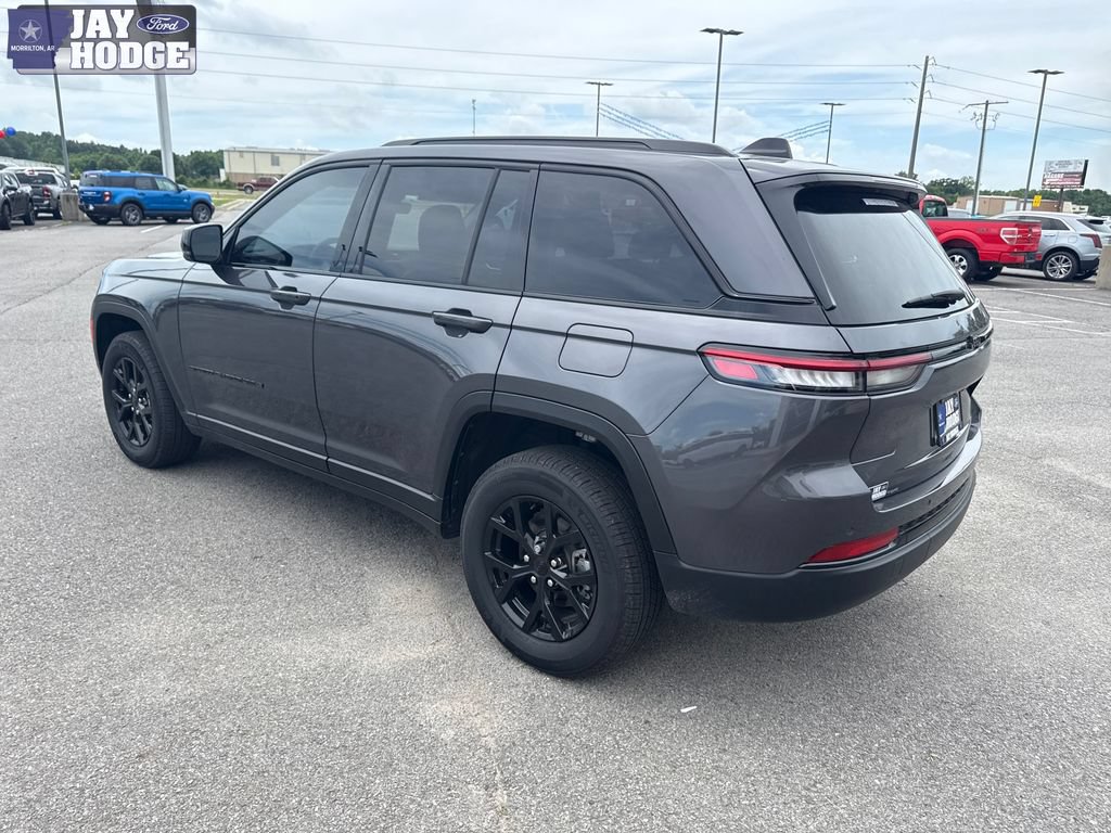 Used 2025 Jeep Grand Cherokee Altitude RWD image 5