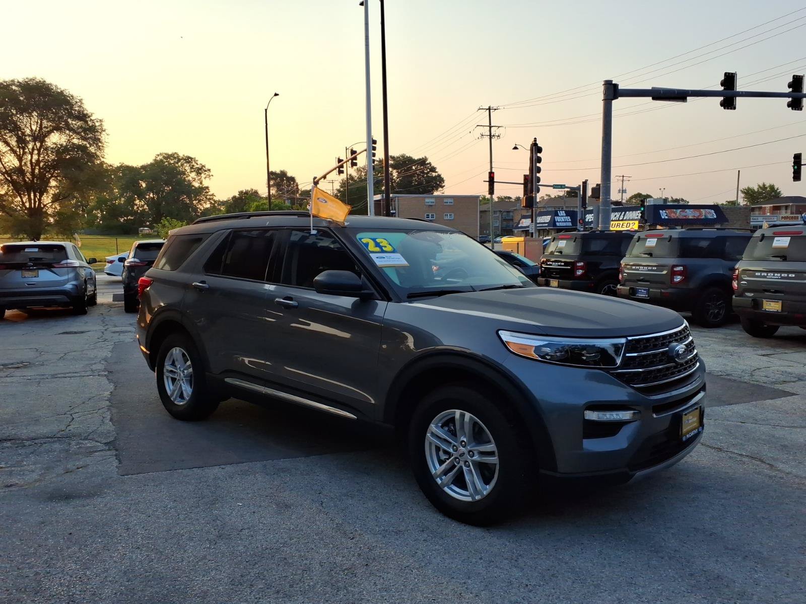 Certified 2023 Ford Explorer XLT w/ Equipment Group 202A AWD/4WD image 1