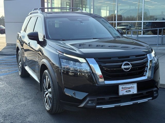Used 2023 Nissan Pathfinder Platinum image 2