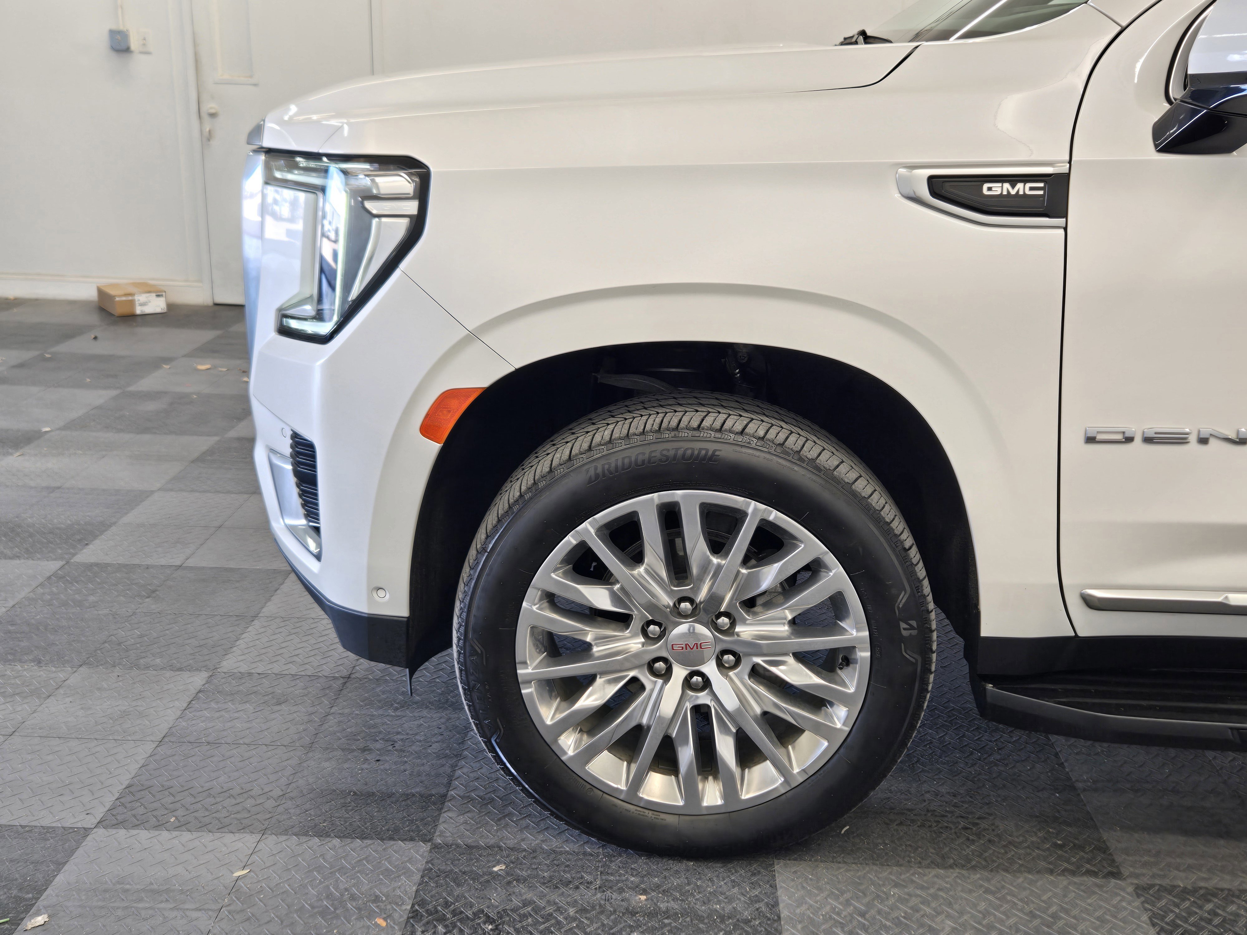 Used 2023 GMC Yukon XL Denali w/ Advanced Technology Package image 9