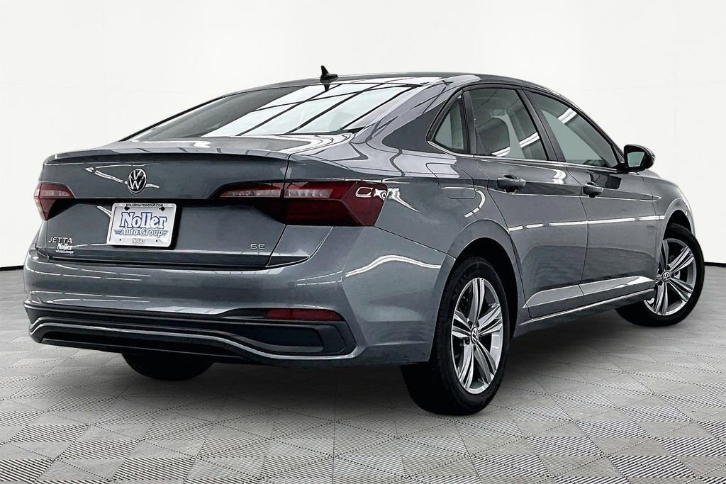 Used 2024 Volkswagen Jetta SE FWD image 2