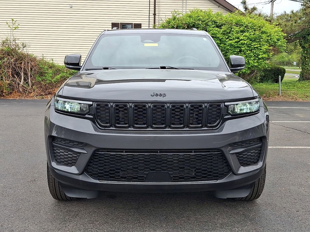 Used 2025 Jeep Grand Cherokee Altitude AWD/4WD image 2