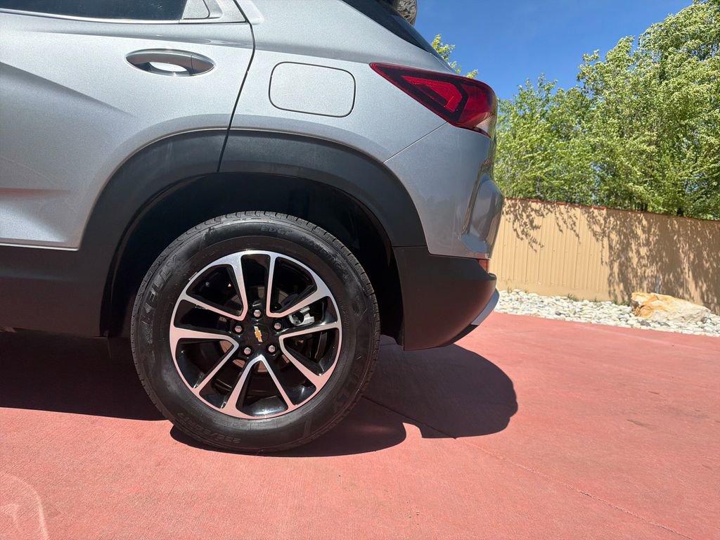 Used 2025 Chevrolet TrailBlazer LT AWD/4WD image 34