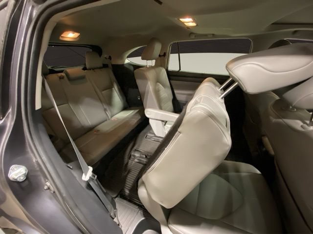 Used 2021 Toyota Highlander XLE AWD/4WD image 21