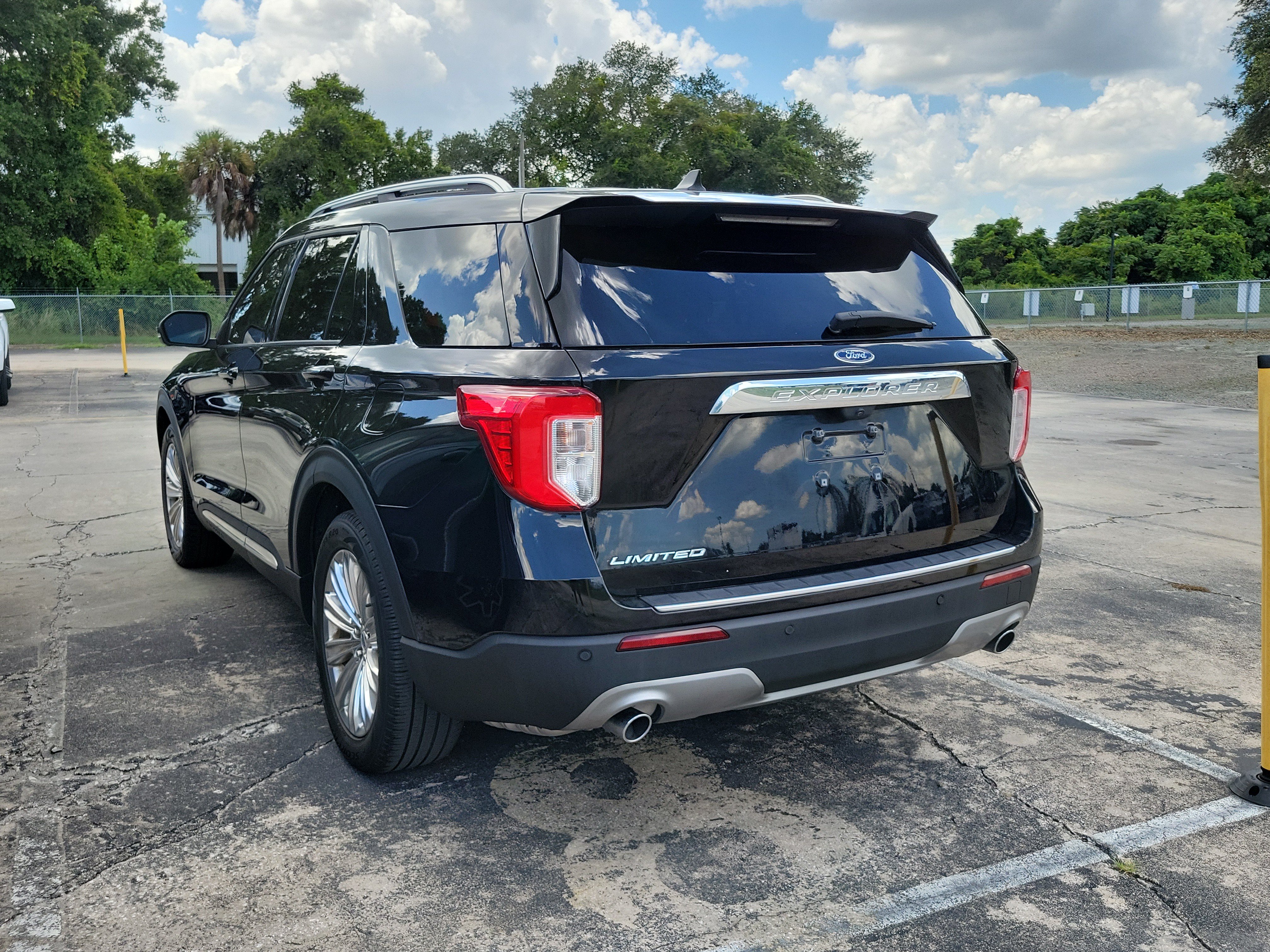 Certified 2023 Ford Explorer Limited w/ Limited Technology Package RWD image 4