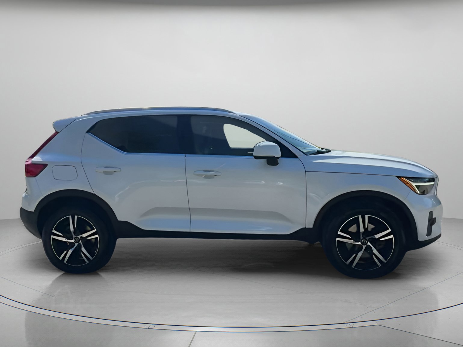Used 2023 Volvo XC40 B5 Plus image 25
