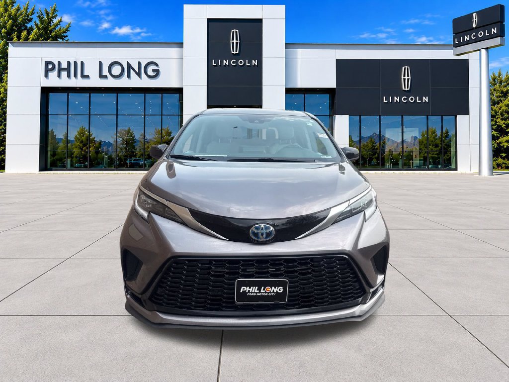 Used 2022 Toyota Sienna XSE w/ XSE Plus Package FWD image 2