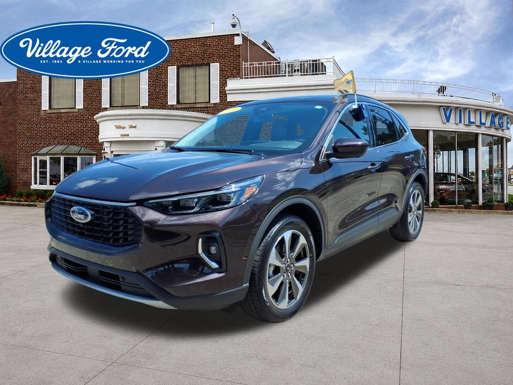 Certified 2023 Ford Escape Platinum AWD/4WD image 1