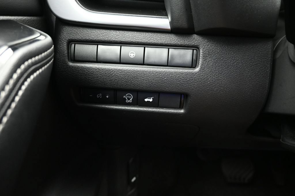 Used 2025 Nissan Rogue SV FWD image 24