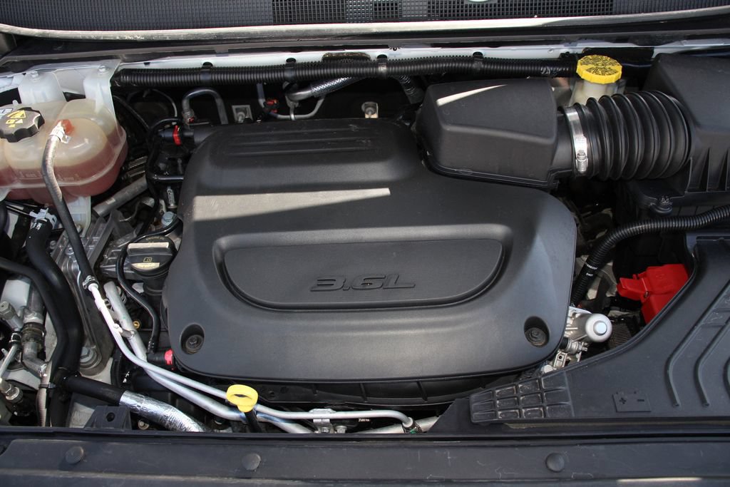 Used 2023 Chrysler Pacifica Touring-L w/ Uconnect Theater Family Group FWD image 32
