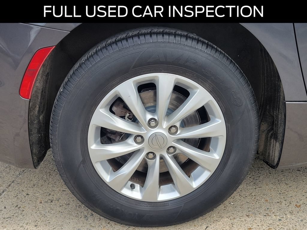 Used 2019 Chrysler Pacifica Touring-L FWD image 5