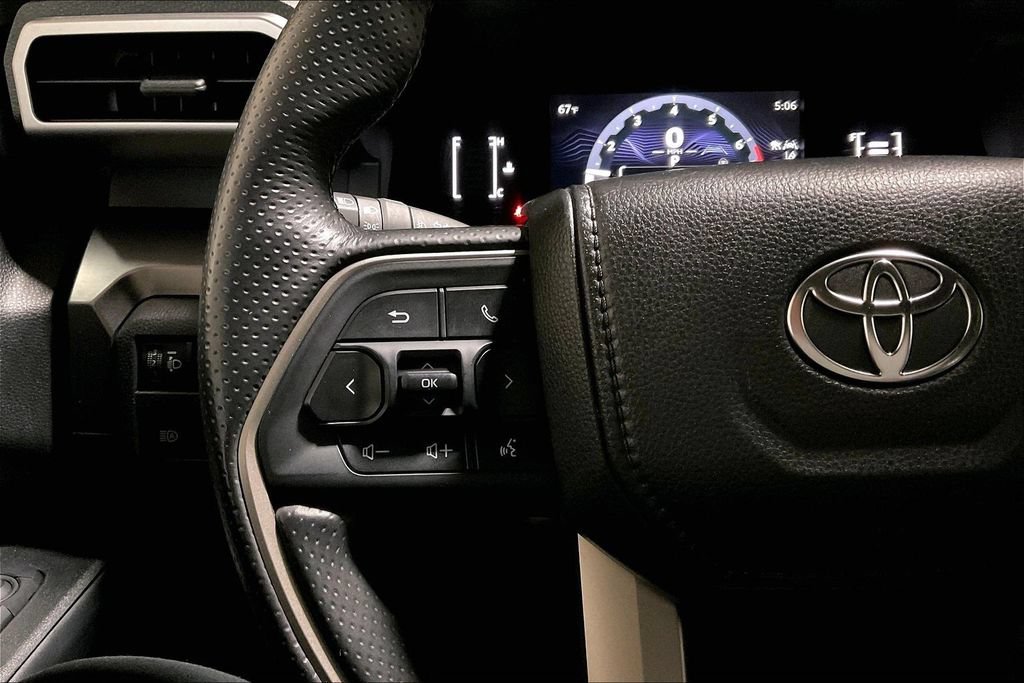 Used 2025 Toyota 4Runner SR5 AWD/4WD image 17