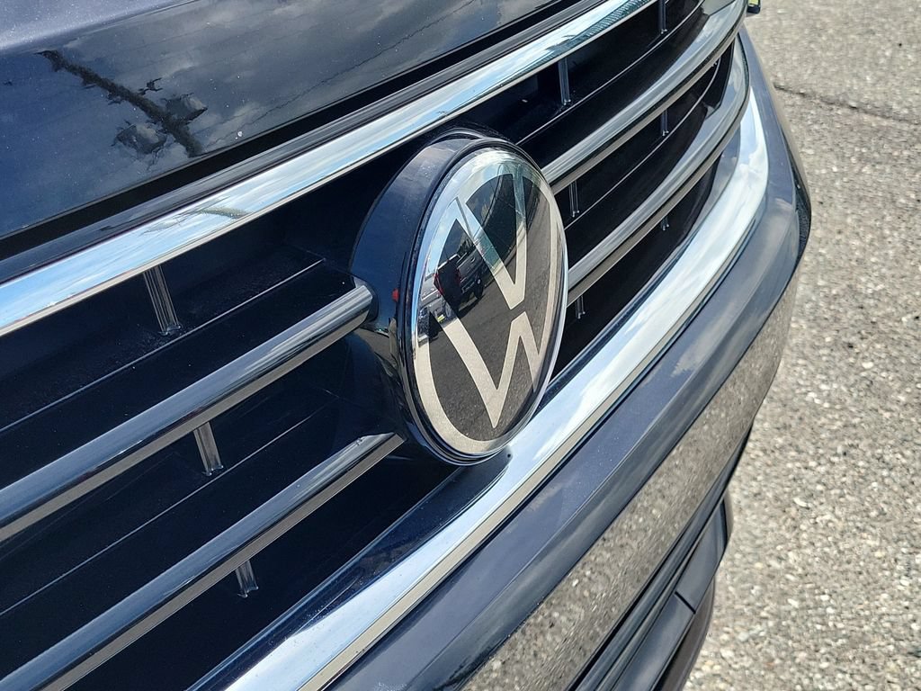 Used 2022 Volkswagen Tiguan SE R-Line FWD image 9