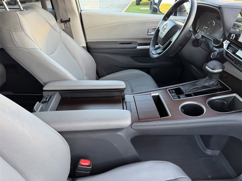 Used 2024 Toyota Sienna XLE image 6