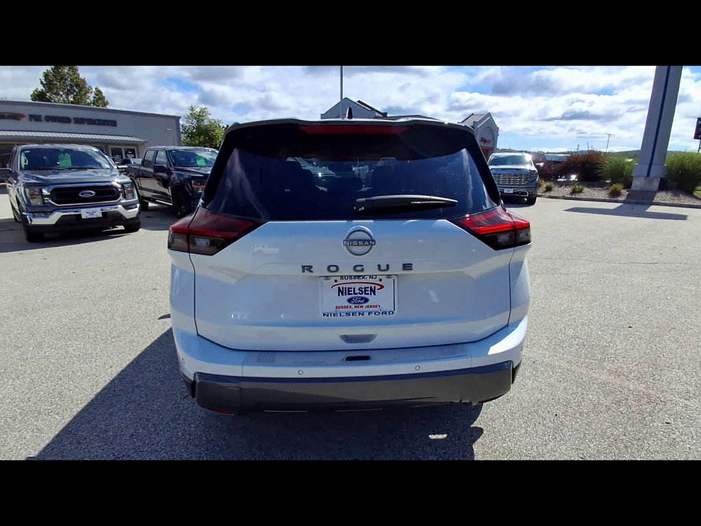 Used 2025 Nissan Rogue SL AWD/4WD image 7