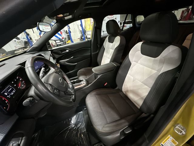 Used 2024 Chevrolet Trax RS w/ Sunroof Package FWD image 17