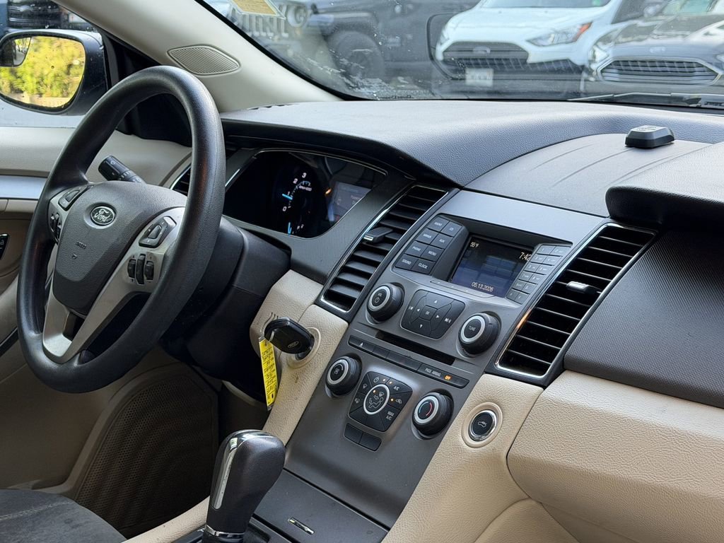 Certified 2019 Ford Taurus SE FWD image 11
