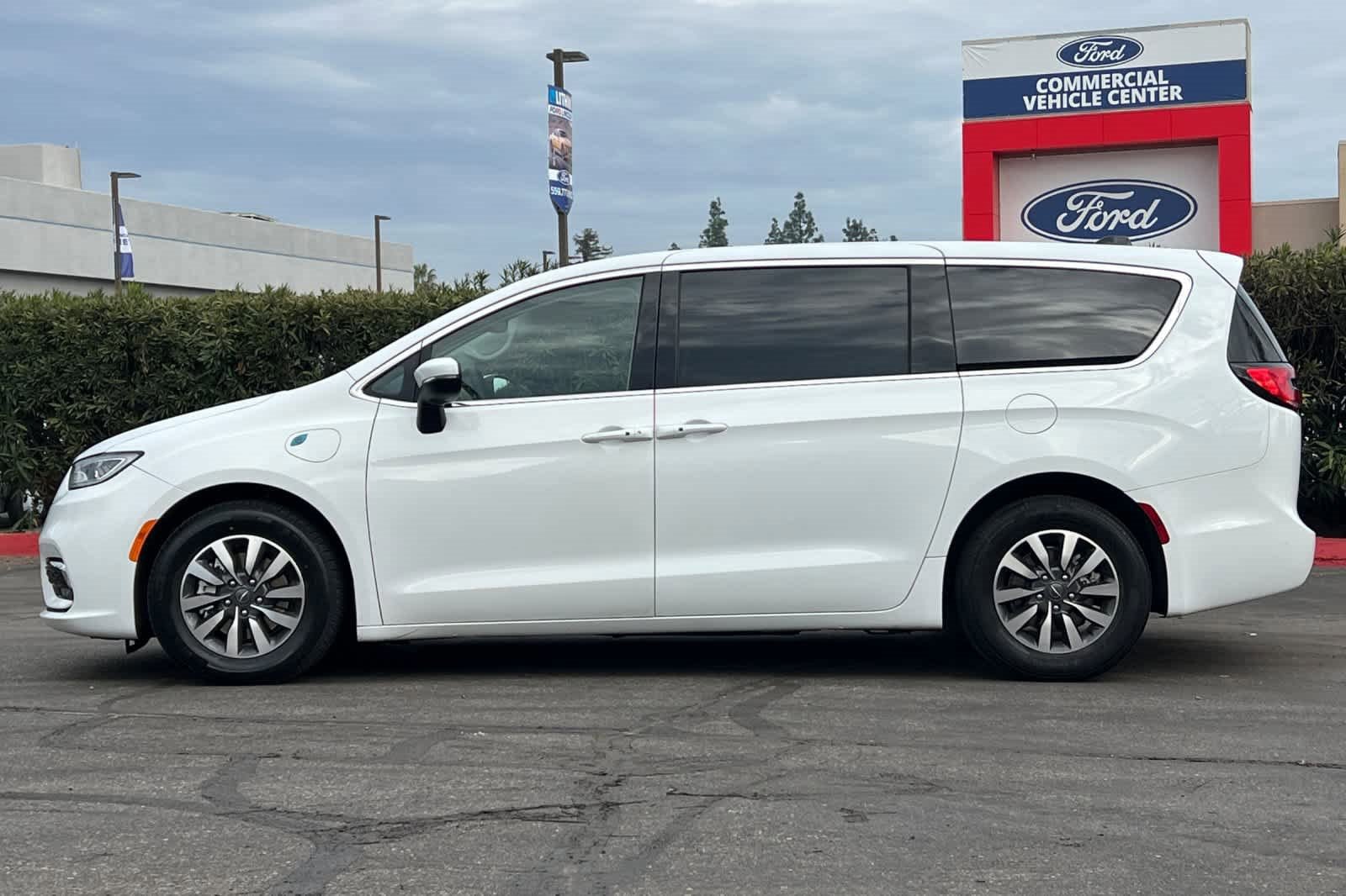 Used 2023 Chrysler Pacifica Touring-L image 2