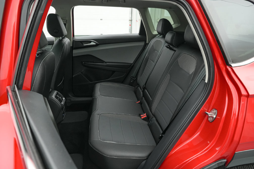 Used 2023 Volkswagen Taos SE w/ Panoramic Sunroof Package FWD image 18