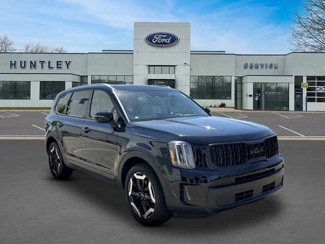 Used 2024 Kia Telluride EX w/ EX Captain's Chair Package AWD/4WD image 3