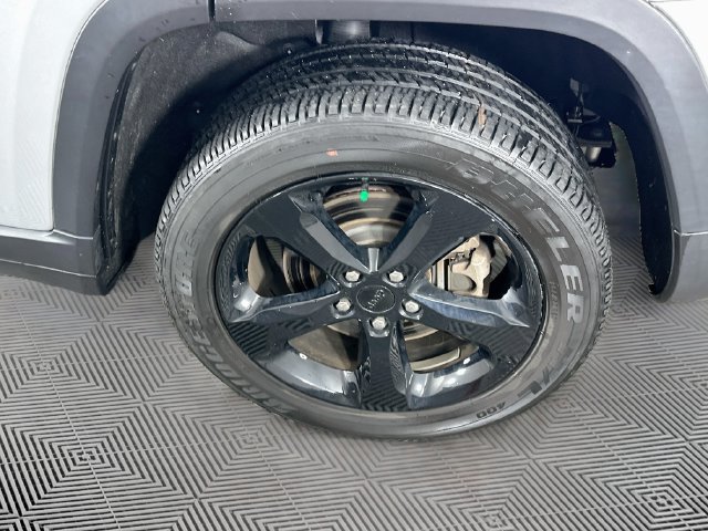 Used 2023 Jeep Grand Cherokee L Laredo AWD/4WD image 37