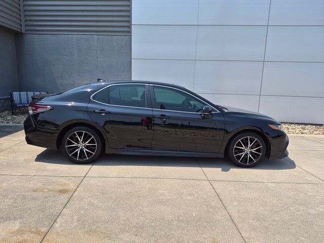 Used 2021 Toyota Camry SE w/ Convenience Package FWD image 3