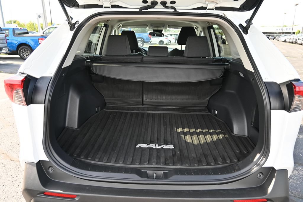 Used 2021 Toyota RAV4 LE AWD/4WD image 16