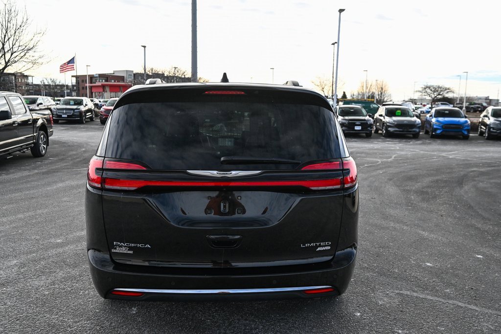 Used 2021 Chrysler Pacifica Limited w/ Uconnect Theater Family Group image 6