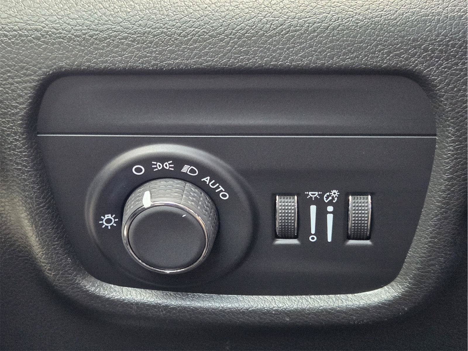 Used 2025 Jeep Grand Cherokee Laredo X RWD image 20