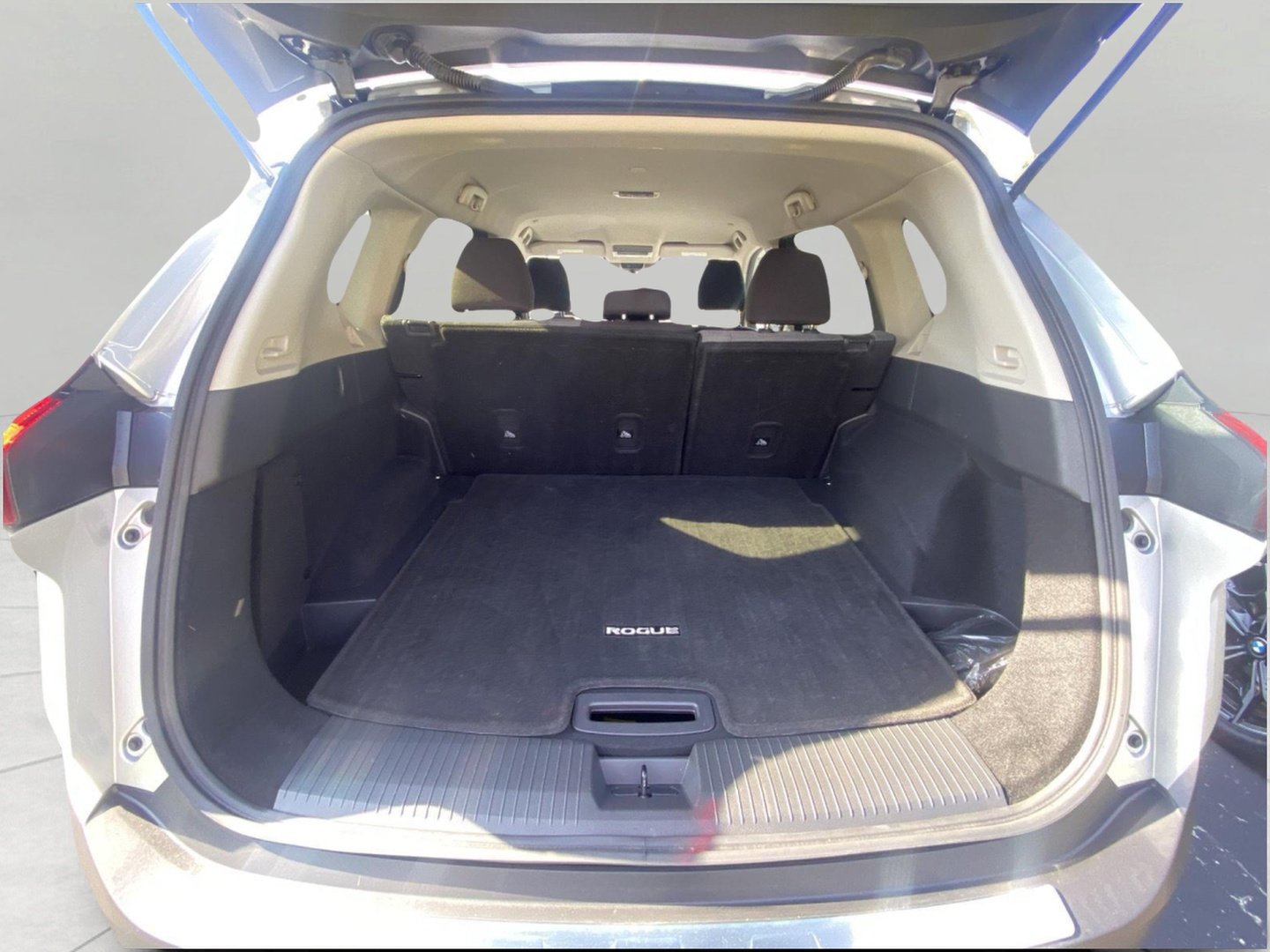 Used 2023 Nissan Rogue SV AWD/4WD image 9