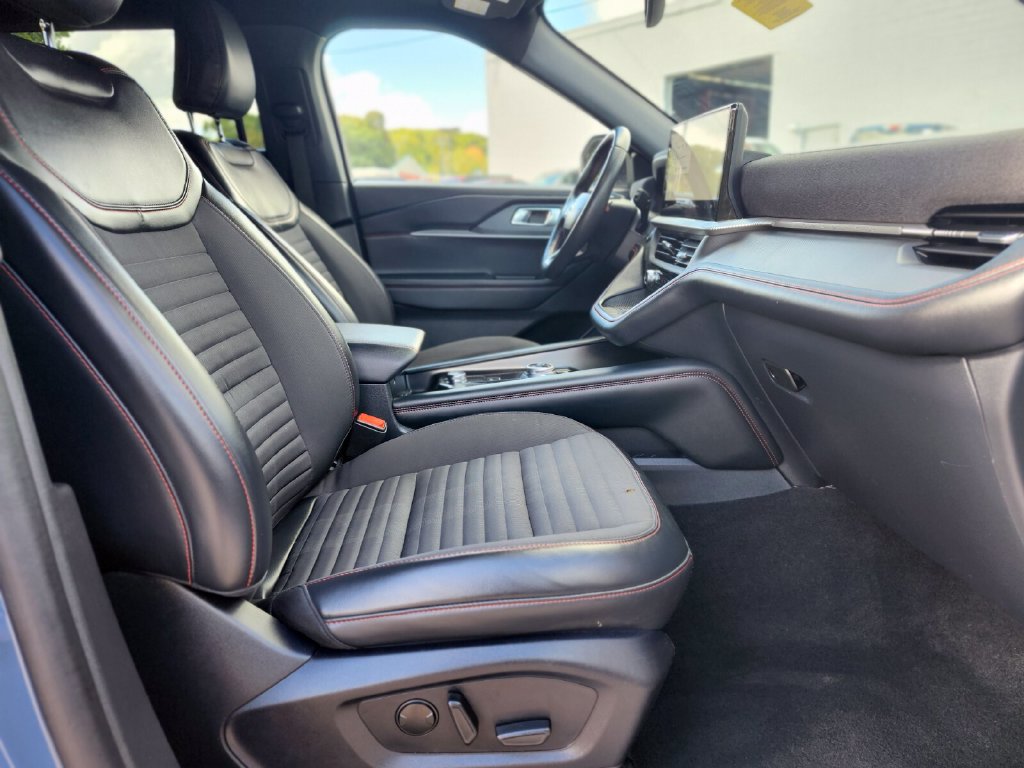Certified 2025 Ford Explorer ST-Line w/ Premium Package AWD/4WD image 11