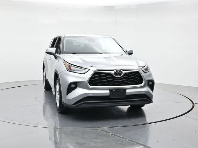Used 2024 Toyota Highlander LE image 4