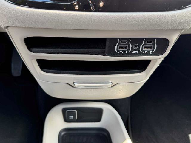 Used 2023 Chrysler Pacifica Touring-L FWD image 16