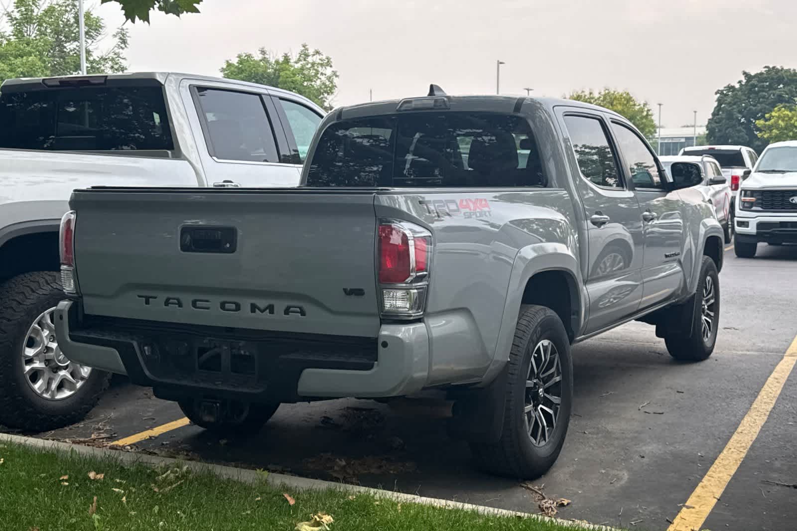 Used 2020 Toyota Tacoma TRD Sport w/ TRD Premium Sport Package AWD/4WD image 4