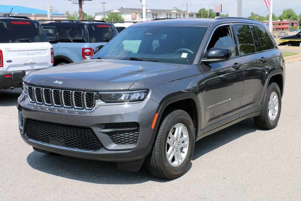 Used 2024 Jeep Grand Cherokee Laredo RWD image 2
