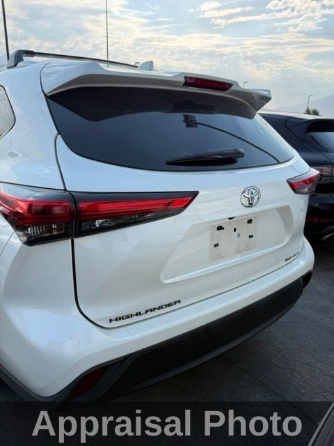 Used 2020 Toyota Highlander XLE AWD/4WD image 3