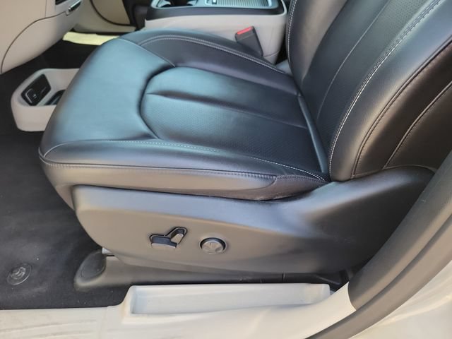 Used 2024 Chrysler Pacifica Touring-L FWD image 16