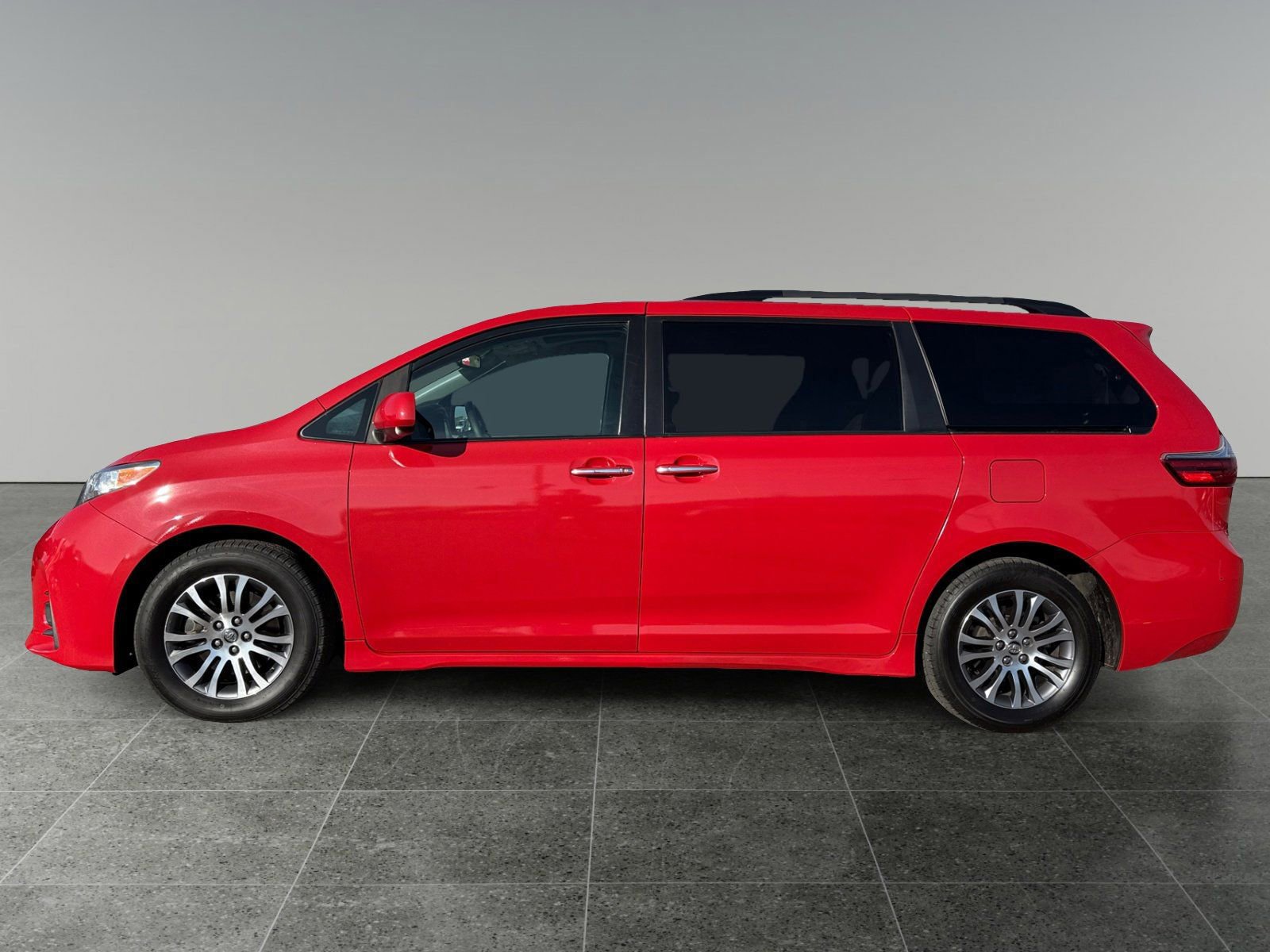 Used 2020 Toyota Sienna XLE image 6