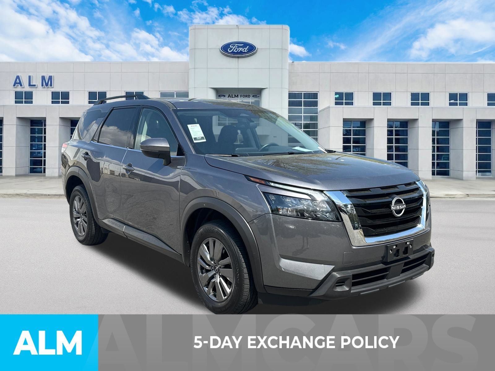 Used 2025 Nissan Pathfinder SV image 3